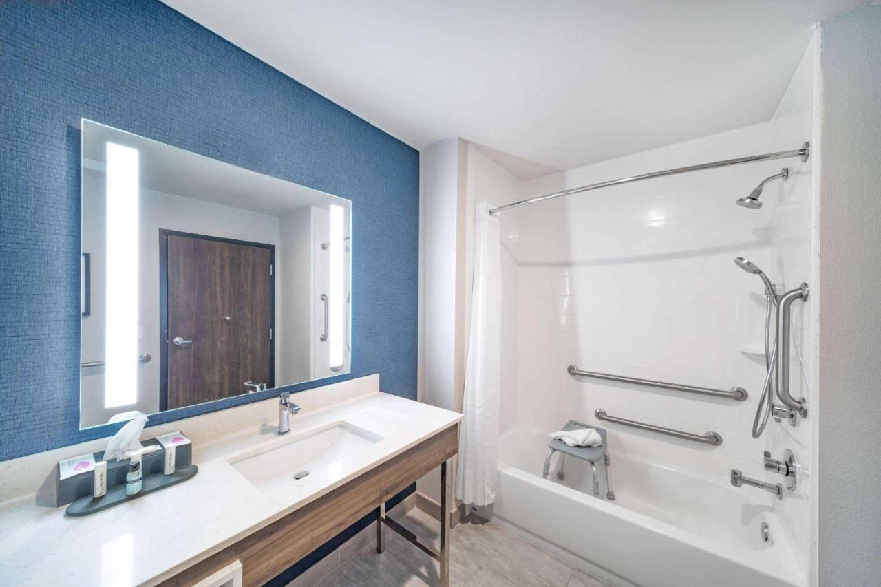 La Quinta Inn & Suites By Wyndham Galveston North At I-45 Екстериор снимка