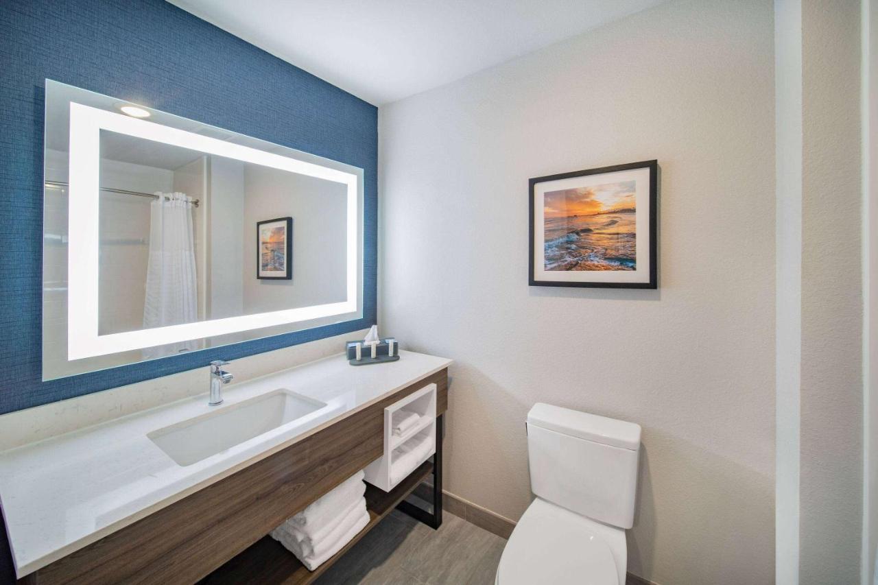 La Quinta Inn & Suites By Wyndham Galveston North At I-45 Екстериор снимка