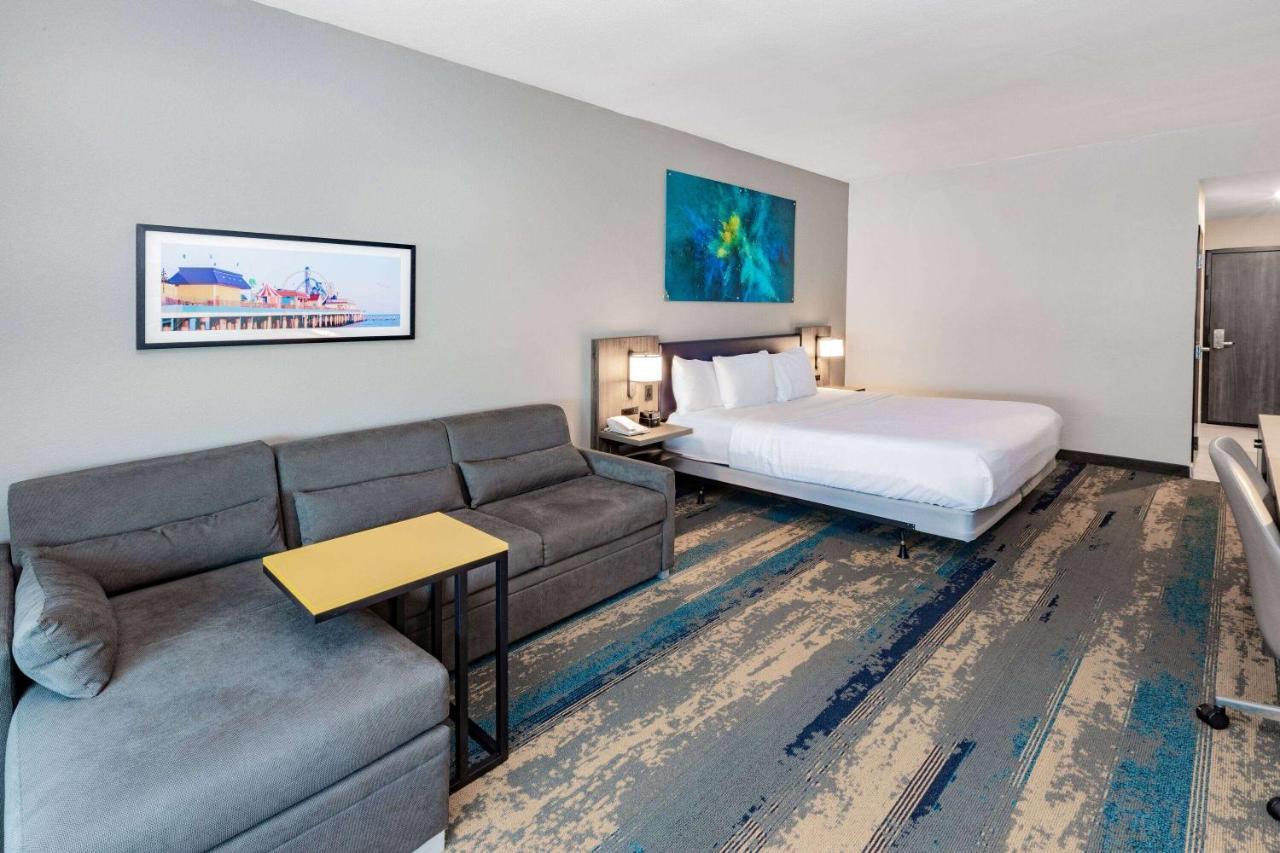 La Quinta Inn & Suites By Wyndham Galveston North At I-45 Екстериор снимка