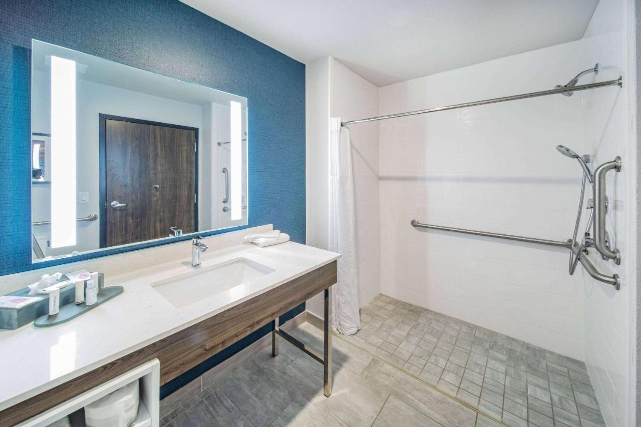 La Quinta Inn & Suites By Wyndham Galveston North At I-45 Екстериор снимка
